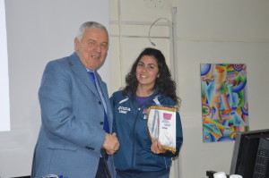 Valentina Liguori consegna il gagliardetto del Liceo al Dott. Rossi